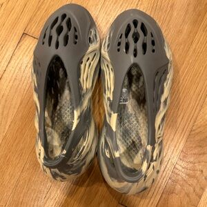 Adidas foam runners size 8